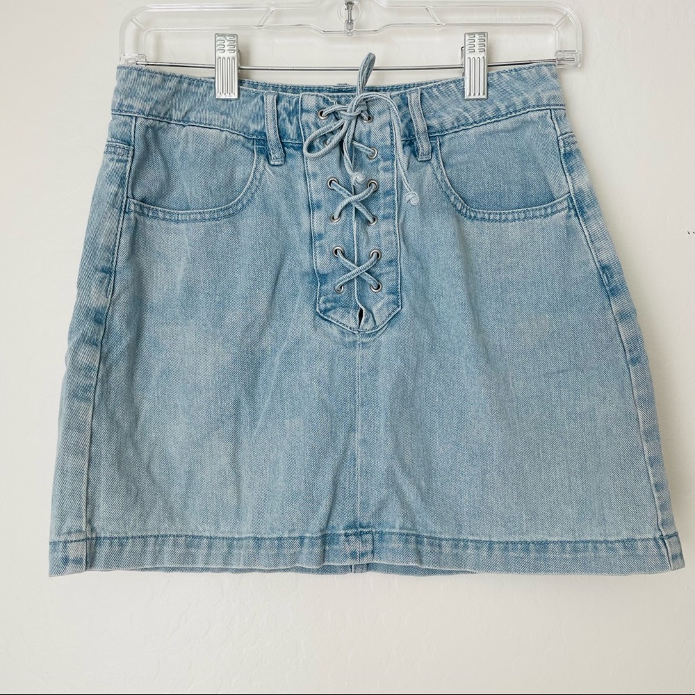 Kendall & Kylie Light Washed Denim Lace-Up Mini Skirt Size 27
